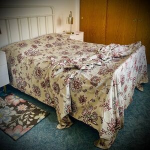 NEW, King Size Floral Duvet Cover + NEW Matching King Size Flat Sheet 🏕
